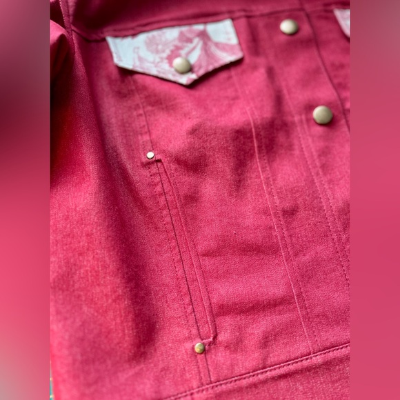 Maple leaf jean jacket, crafted from secondhand textiles, ladies' size XS S - Picture 9 of 16